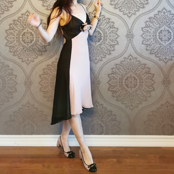 BCBG MaxAzria 100% silk dress with embellishment - Picture 2 of 8